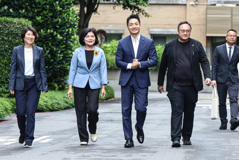 ▲蔣萬安率領藍營縣市首長赴政院遞交訴願書討錢。（圖／記者朱永強攝，2025.06.04）