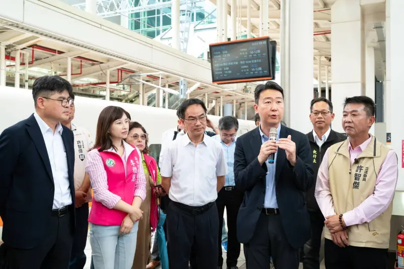 ▲交通部長陳世凱，4日南下現勘高鐵左營站旅客轉乘高雄捷運動線。（圖／交通部）