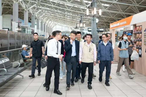 ▲交通部長陳世凱，4日率隊現勘高鐵左營站旅客轉乘高雄捷運動線。（圖／交通部）