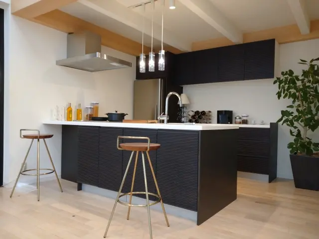 ▲有家長想在廚房加裝玻璃拉門，眾人紛紛勸退。（示意圖，翻攝自photoAC）