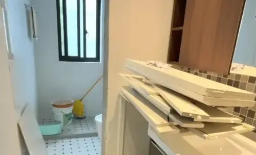 ▲張女家新裝潢的浴室被陌生工人拆了。（圖／翻攝自微博）