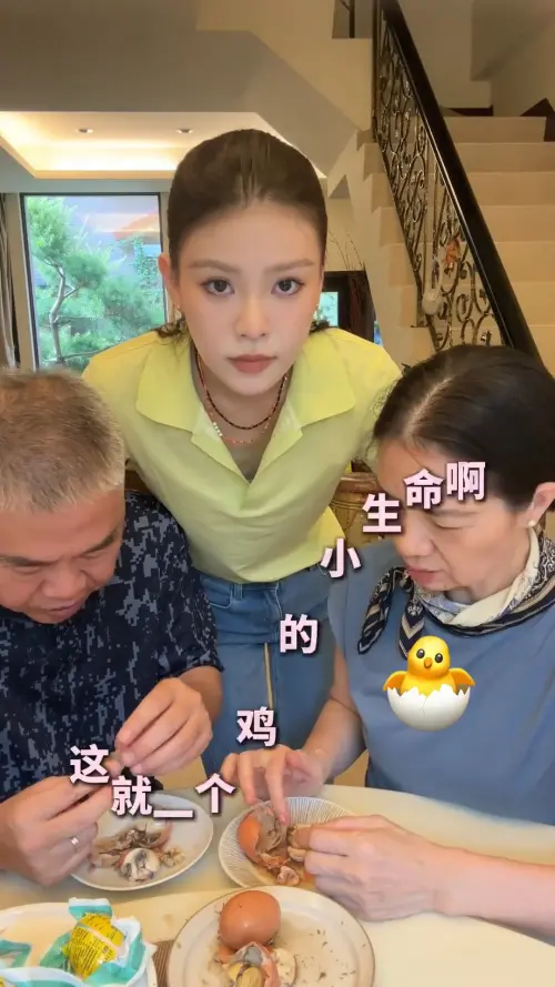 ▲聶詩芸父親吃完胚胎蛋後，直言「這就是一個雞的小生命」。（圖／翻攝Youtube）