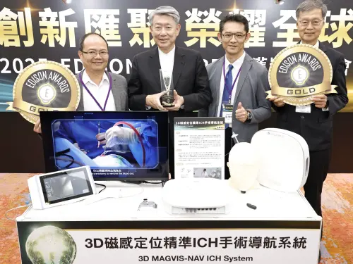 ▲榮獲愛迪生獎金獎殊榮的「3D磁感定位ICH手術導航系統」,與高榮神經外科醫師鄭宇文臨床合作,透過3D視覺定位技術,擴展醫師施術視野。(圖/金屬中心提供) ▲榮獲愛迪生獎金獎殊榮的「3D磁感定位ICH手術導航系統」,與高榮神經外科醫師鄭宇文臨床合作,透過3D視覺定位技術,擴展醫師施術視野。(圖/金屬中心提供)