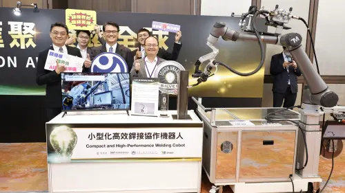 ▲金屬中心執行長賴永祥與榮獲愛迪生獎銀獎殊榮的「小型化高效銲接協作機器人」獲獎技術團隊合影。(圖/金屬中心提供) ▲金屬中心執行長賴永祥與榮獲愛迪生獎銀獎殊榮的「小型化高效銲接協作機器人」獲獎技術團隊合影。(圖/金屬中心提供)