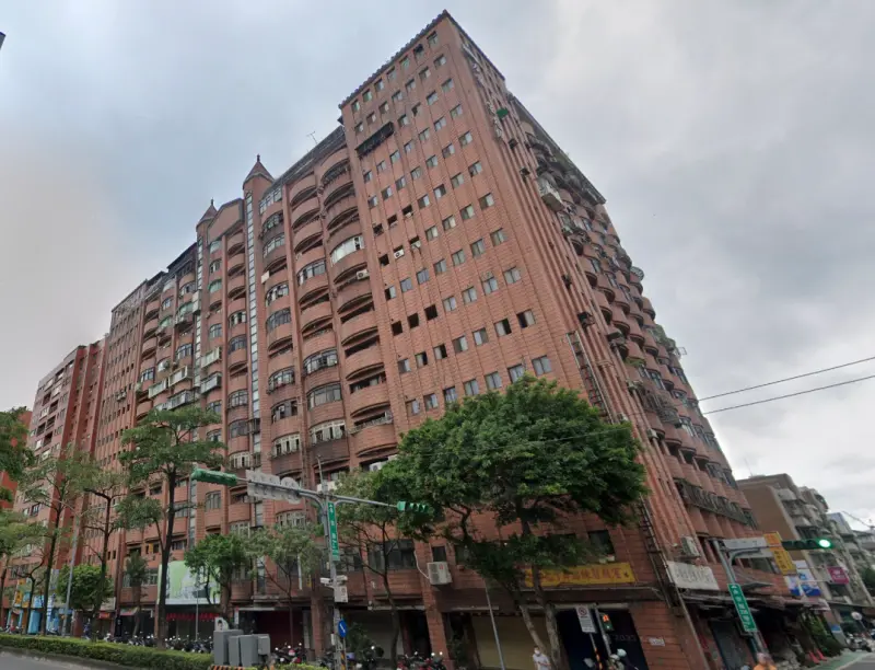 ▲台北市信義區規模最大的海砂屋「力霸皇家社區」，經過25年整合，終於取得所有住戶同意，開始拆除，繼續推動都更。（圖／翻攝自Google Maps）