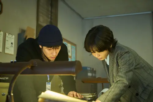 ▲孫錫久（左）和金多美（右）在劇中聯手找出殺人案兇手。（圖／Disney+提供）