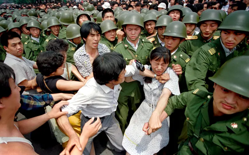 ▲中國1989年大批學生聚集天安門廣場發起民主運動,中共政府武力鎮壓,變成震驚世界的「六四天安門事件」。(圖/美聯社/達志影像)
