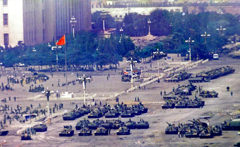 ▲中國1989年大批學生聚集天安門廣場發起民主運動,中共政府武力鎮壓,變成震驚世界的「六四天安門事件」。(圖/美聯社/達志影像)