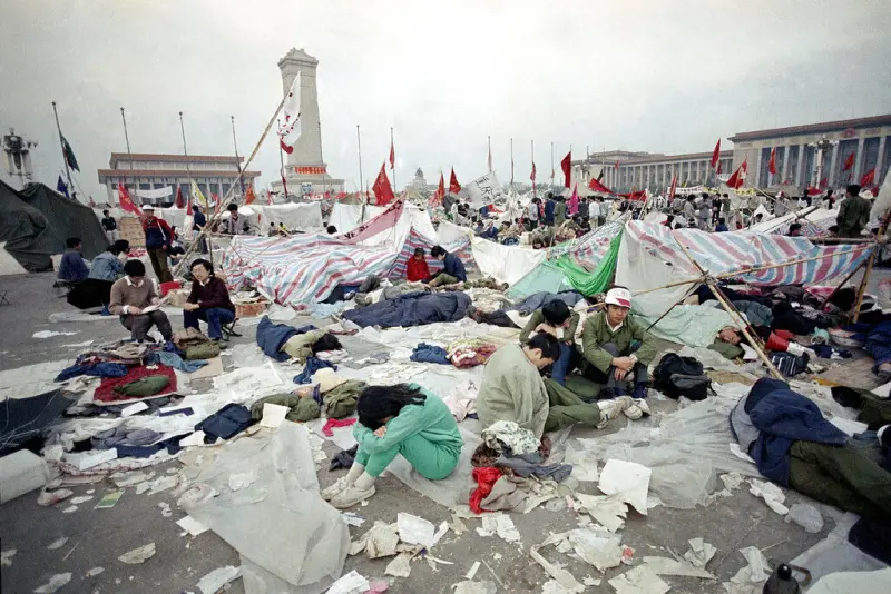 ▲中國1989年大批學生聚集天安門廣場發起民主運動,中共政府武力鎮壓,變成震驚世界的「六四天安門事件」。(圖/美聯社/達志影像)