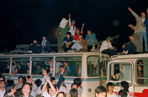 中國1989年大批學生聚集天安門廣場發起民主運動,中共政府武力鎮壓,變成震驚世界的「六四天安門事件」。(圖/美聯社/達志影像) ▲中國1989年大批學生聚集天安門廣場發起民主運動,中共政府武力鎮壓,變成震驚世界的「六四天安門事件」。(圖/美聯社/達志影像)