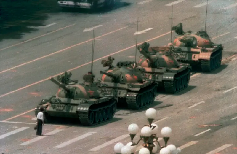 ▲中國1989年大批學生聚集天安門廣場發起民主運動,中共政府武力鎮壓,變成震驚世界的「六四天安門事件」,「坦克人」成為重要象徵之一。(圖/美聯社/達志影像)