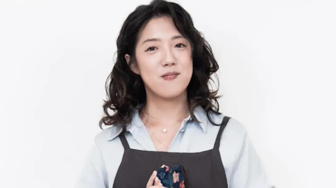 ▲36歲歌手李竺芯（如圖）全台語專輯《Suí 水》入圍「第36屆金曲獎」6項大獎，以最強黑馬之姿受到高度矚目，今（4）日她受訪帶上1袋「舍利子」盼求好運，也透露受許效舜《鐵獅玉玲瓏》啟蒙而創作出〈足芳足芳〉。（圖／佳葳娛樂提供）