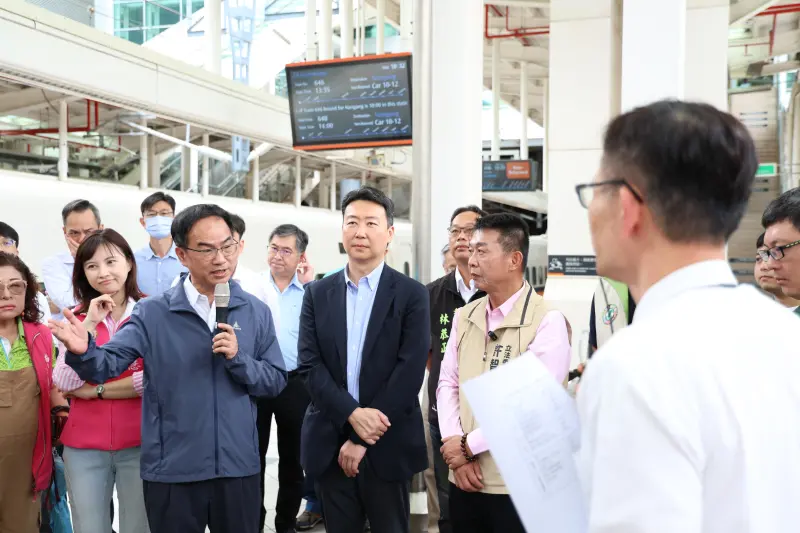 ▲交通部長考察陳世凱今天應立法院交通委員會之邀考察高鐵左營站與高捷連通道，立委李昆澤要求如期如質完工。（圖／立委李昆澤辦公室提供）