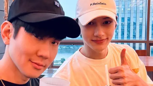 天王林俊傑(左)今(7)晚將於台北大巨蛋開唱,身為華語歌王的他人脈超廣!男團SEVENTEEN成員文俊輝(右)還曾邀請林俊傑到HYBE喝咖啡,當時林俊傑也在公司碰到了NewJeans(NJZ),他乖巧站在中間,比耶合照的表情實在是太好笑。(圖/林俊傑IG) ▲林俊傑曾到HYBE大樓跟文俊輝一起喝咖啡。(圖/林俊傑IG)