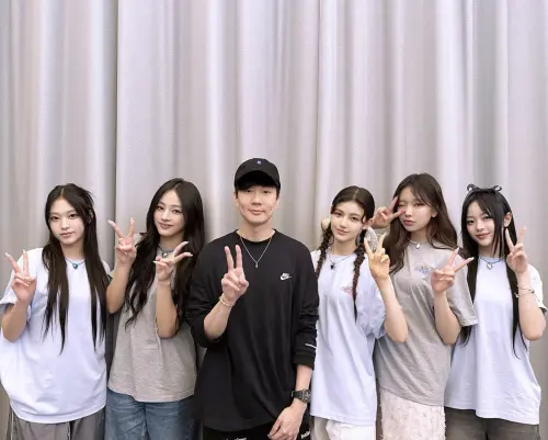 ▲林俊傑（左3）到HYBE參觀時，巧遇NewJeans一起拍了合照。（圖／林俊傑IG）