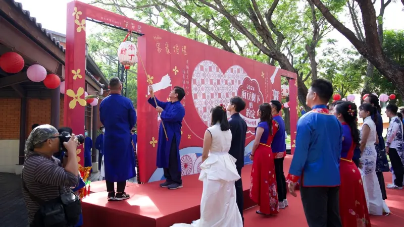 ▲高雄市獨有的「客家婚禮」將邀請20對有志攜手共度人生的佳偶共襄盛舉。即日起開放新人報名。（圖／高市府客委會提供）