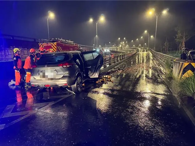 ▲ 新店中安大橋，4日凌晨發生一起高齡駕駛自撞意外，76歲黃姓老翁送醫不治。（圖／翻攝畫面）