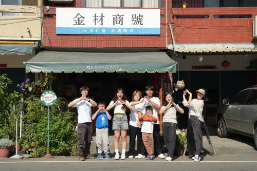 「金材商號」則以「中寮創生.新伙寮源」計畫,回收龍眼與柑橘修枝,開發「再生柴火組」,並結合披薩窯烤體驗與深度旅遊。藉由科技賦能、循環設計與社區共創,展現地方產業的永續潛力,也讓農村故事透過創意與互動被更多人看見。 ▲「金材商號」則以「中寮創生.新伙寮源」計畫,回收龍眼與柑橘修枝,開發「再生柴火組」,並結合披薩窯烤體驗與深度旅遊。藉由科技賦能、循環設計與社區共創,展現地方產業的永續潛力,也讓農村故事透過創意與互動被更多人看見。(圖/國發會提供)