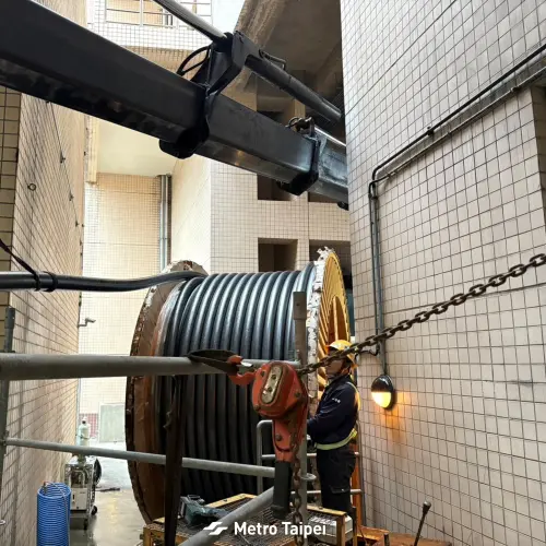 負責維護檢測「161kV 高壓電纜」的北捷人員,也是默默守護眾人每天的通勤路安全的英雄。(圖/北捷臉書) ▲負責維護檢測「161kV 高壓電纜」的北捷人員,也是默默守護眾人每天的通勤路安全的英雄。(圖/北捷臉書)