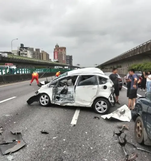 國道驚悚連環追撞車禍！大貨車疑「沒保持安全距離」撞8車3人受傷
