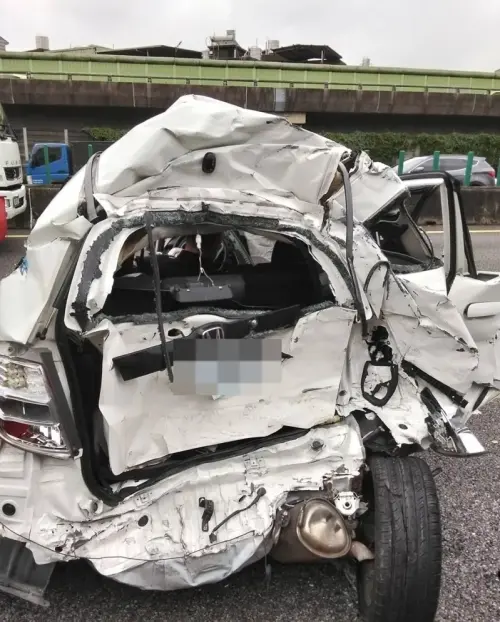 國道1號中壢路段4號發生汽車追撞意外,8車追撞,3人受傷。 ▲ 國道1號中壢路段4號發生汽車追撞意外,8車追撞,3人受傷。(圖/翻攝畫面)