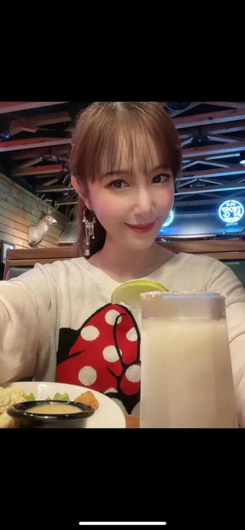 前美女主播、補教名師高國華的前妻蔡郁璇,被鄰居指控深夜打麻將、搬重物製造噪音,遭鄰居告上法院,需賠償鄰居一家四口20萬元。 ▲ 前美女主播、補教名師高國華的前妻蔡郁璇,被鄰居指控深夜打麻將、搬重物製造噪音,遭鄰居告上法院,需賠償鄰居一家四口20萬元。(圖/翻攝Facebook 粉專《我是蔡郁璇》)