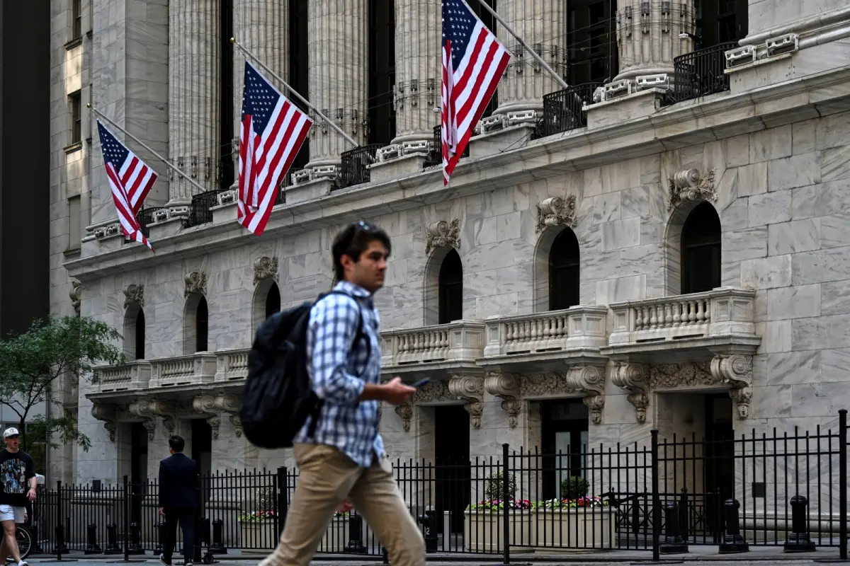 ▲美國最新「小非農」ADP就業數據不理想，影響美股道瓊指數止步4連漲，川普並再次施壓Fed主席鮑爾，要求盡快降息。華爾街示意圖。（圖／美聯社／達志影像）