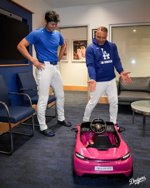 ▲Roberts開心展示精心準備的「粉紅色保時捷」。（圖／取自道奇X）