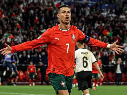 ▲葡萄牙今(5日)在歐國聯4強戰以2:1逆轉德國,隊長C羅射入致勝球,不僅是他生涯首勝德國,也率隊打破25年不勝魔咒,更將個人國家隊出賽場次推向第220場,國際賽進球數達137顆。(圖/路透/達志影像) ▲葡萄牙今(5日)在歐國聯4強戰以2:1逆轉德國,隊長C羅射入致勝球,不僅是他生涯首勝德國,也率隊打破25年不勝魔咒,更將個人國家隊出賽場次推向第220場,國際賽進球數達137顆。(圖/路透/達志影像)