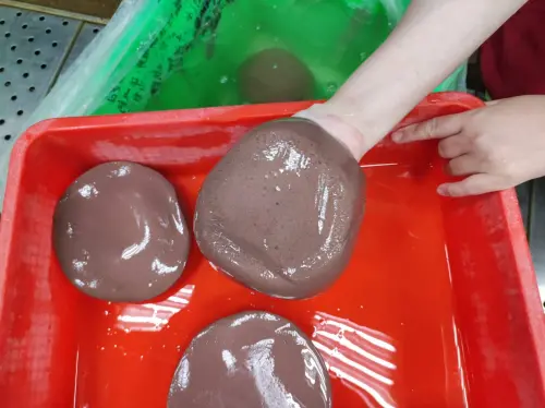 ▲市場賣的鴨血常常「雞血」含量比「鴨血」還高。（圖／廖炯程臉書）