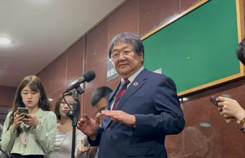 衛福部長邱泰源接受媒體聯訪 ▲衛福部長邱泰源接受媒體聯訪。(圖/張乃文攝)