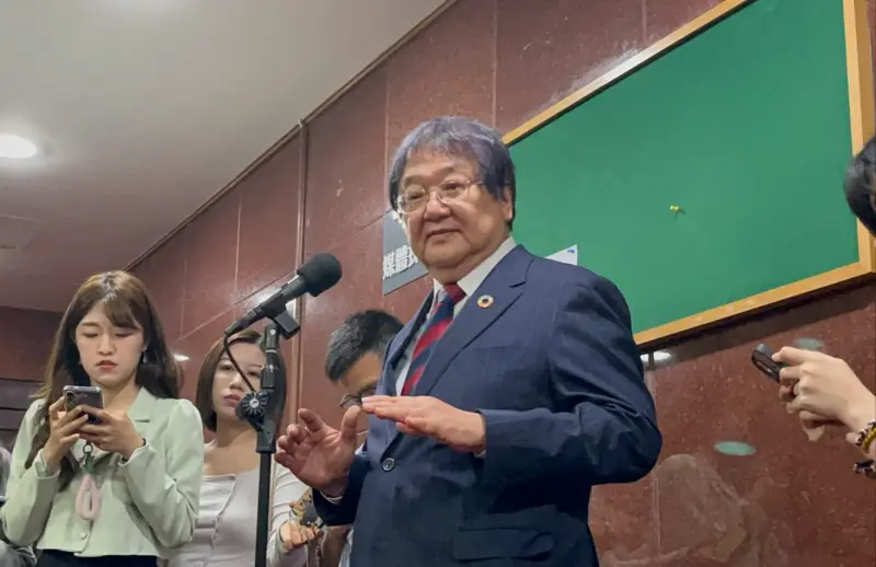 ▲衛福部長邱泰源接受媒體聯訪。（圖／張乃文攝）