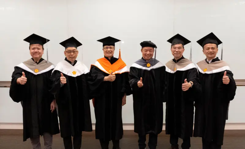 ▲國立台北大學6月4日舉行「名譽博士學位」頒授典禮，授予傑出校友玉山金控創辦人黃永仁（右三）名譽企業管理博士學位，並與台北大學校長李承嘉（左三）等人共同合影。（圖／玉山金提供）
