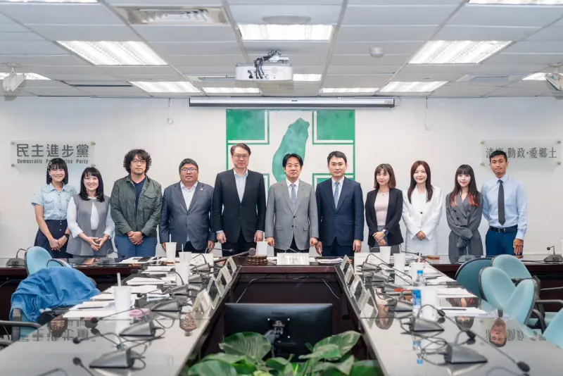 ▲青年局昨舉辦首次局務會議，賴清德、秘書長林右昌出席與會。（圖／民進黨提供）