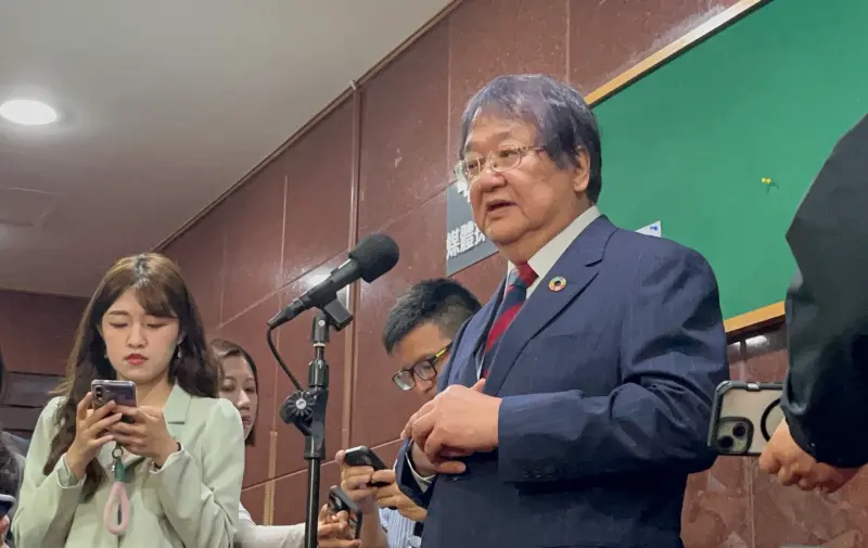 ▲衛福部長邱泰源接受媒體聯訪。（圖／張乃文攝）