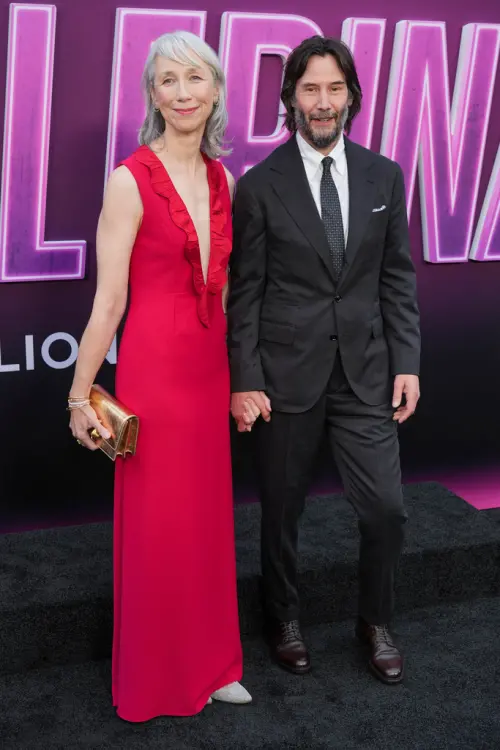 ▲基努李維(右)把女友亞莉珊卓葛蘭特(左)也帶去參加《捍衛任務:復仇芭蕾》的首映會。(圖/美聯社/達志影像) ▲基努李維(右)把女友亞莉珊卓葛蘭特(左)也帶去參加《捍衛任務:復仇芭蕾》的首映會。(圖/美聯社/達志影像)