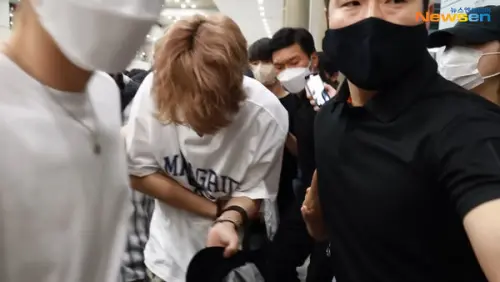 ▲韓團Stray Kids 在2022年返韓時在仁川機場遭遇推擠混亂，成員HAN（白衣棕髮）不慎被撞倒，手肘紅腫、表情痛苦，令粉絲心疼不已。（圖／翻攝自Newsen）