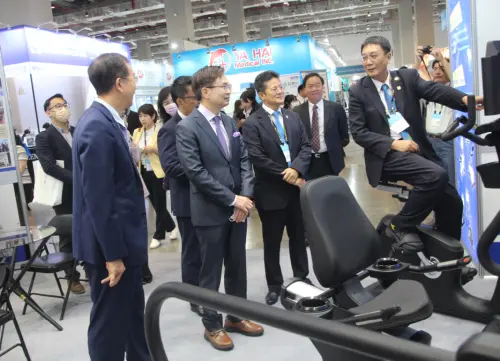 ▲黃志芳（圖左2）受訪表示，今年的規模今年一共300家醫療生技企業參展，使用了512個展位，所以就參加的企業數跟使用的面積，都比去年成長10%。（圖／記者鍾泓良攝影）