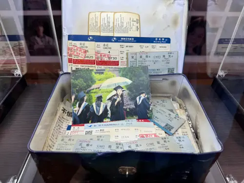 ▲《難哄》唯美場景以及劇中經典道具，包括男女主角高中時期穿過的制服、畢業證書、車票等。（圖／記者鍾怡婷攝）