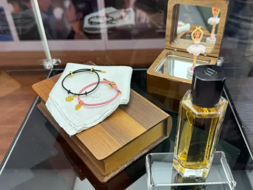 ▲話題商品「霜降香水」也能試聞香。（圖／記者鍾怡婷攝）