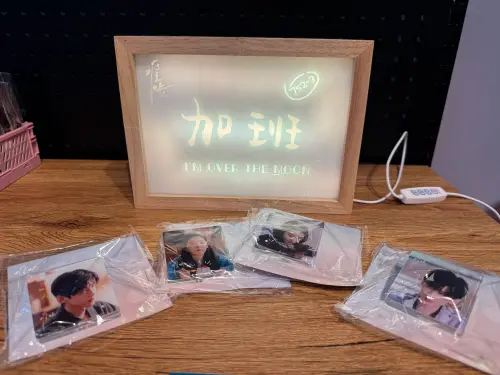 ▲還原劇中場景的「加班燈箱」，讓粉絲在家也能體驗沉浸式劇情