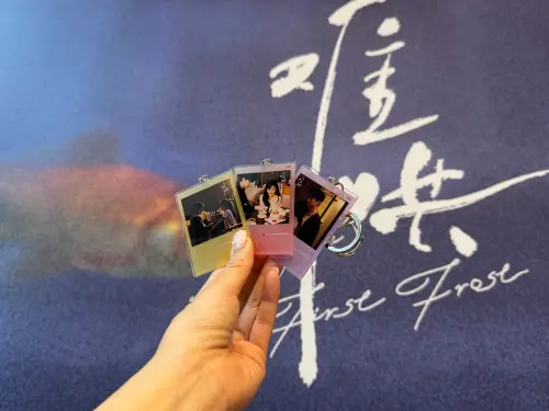 ▲A3海報、徽章、磁鐵夾等一應俱全，超多款劇照週邊玲瑯滿目