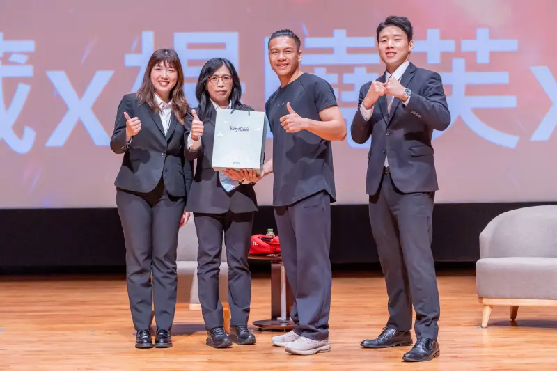 ▲拳擊國手甘家葳(右二)與信義房屋同仁分享如何正面迎戰挫折，信義房屋總經理陳麗心(左二)致贈紀念品。（圖／信義房屋提供）