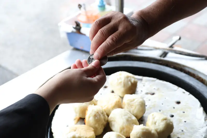 ▲食藥署昨（4）日發布修正「食品良好衛生規範準則」，新規內要求餐飲從業人員「不得同時或接續接觸金錢，或其他有污染之虞物品」，經檢舉，可處6萬元以上、2億元以下罰鍰。（圖／記者陳明安攝）