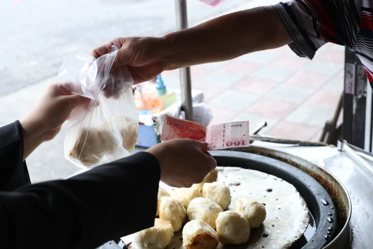 ▲衛福部要求餐飲從業人員調理食品時，手部不得同時或接續接觸金錢。（圖／記者陳明安攝）