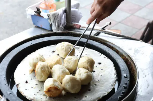 ▲餐飲新規,水煎包,小吃,攤販,鈔票,銅板（圖／記者陳明安攝）