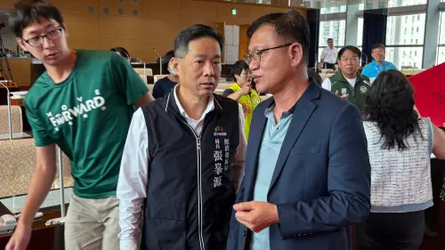 ▲經發局長張峯源會後請教王立任，服務處被電話恐嚇的細節。（圖／記者顏幸如攝，2025.06.05）