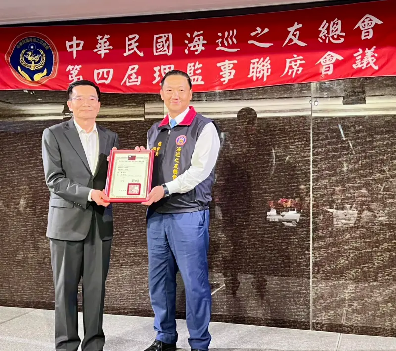 ▲中華民國海巡之友總會理監事獲頒當選證書。（圖／海巡之友總會提供）