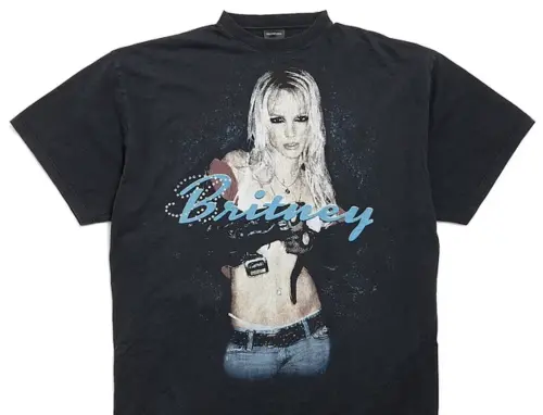 ▲布蘭妮與精品合作推出的T恤,售價都在台幣兩萬元以上。(圖/摘自Balenciaga) ▲布蘭妮與精品合作推出的T恤,售價都在台幣兩萬元以上。(圖/摘自Balenciaga)