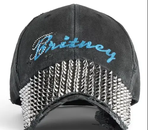 ▲有布蘭妮親筆簽名的帽子,售價超過台幣37000元以上。(圖/摘自Balenciaga) ▲有布蘭妮親筆簽名的帽子,售價超過台幣37000元以上。(圖/摘自Balenciaga)